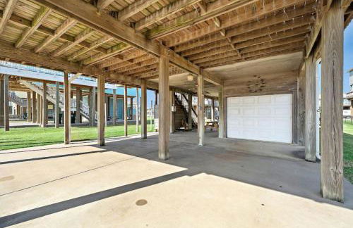 Cozy beach house with ocean views, fire pit and game room - Photo 25