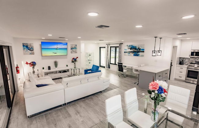 Modern Spacious Home With Pool Jacuzzi - Photo 8