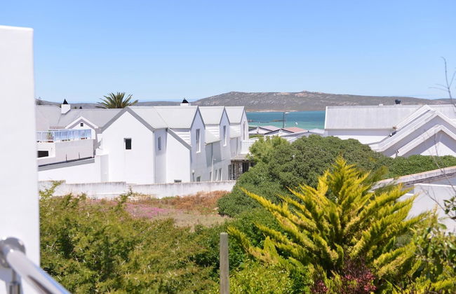 Pelican Cove is a Modern 4-bedroom Holiday Home in Langebaan With Some Sea Views - Foto 32