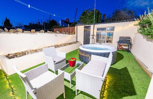 4BR 2Bath Home -Hot Tub, Free Parking & Games Room - Foto 53