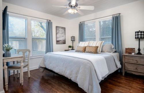 Whimsical Bluebird Cottage Hot Tub Patio Pet Friendly Central Location - Foto 43