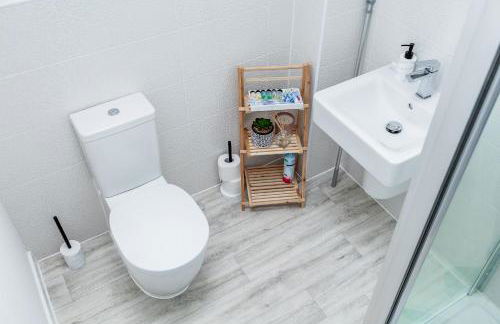 Beautifully Fab 3 bedroom 4 beds New home 8 guests Stretford Trafford - Foto 25