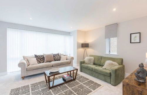 Stylish new Home With Parking - King Beds Garden - Foto 36