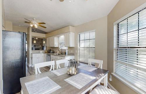 Spacious and quiet home with private patio & enclosed yard - Foto 8