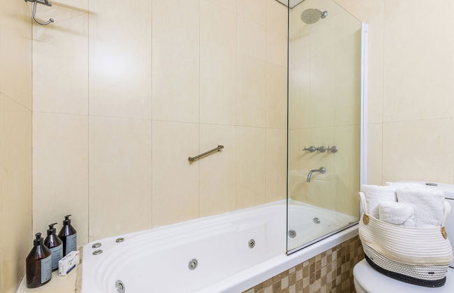 2BR Family Apt Puente de la Mujer View - Foto 23