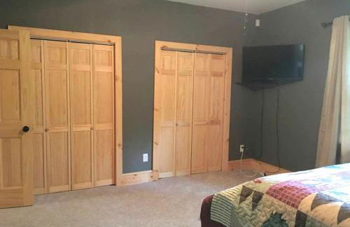 Cozy Vacation Rental for 10 with a Fire Pit in Jim Thorpe, Pennsylvania - Photo 29