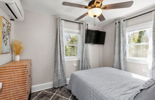 Modern & Cozy on Private Lane, Minutes to Airport - Foto 26