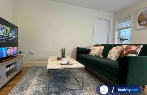 Modern 1 bedroom flat with free parking - Photo 5