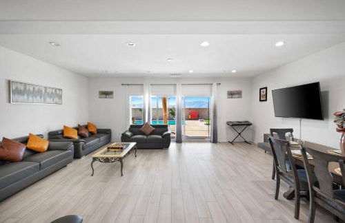 Views, Gameroom, Saltwater Pool & Hot tub, Firepit by MariamsBnb - Foto 7