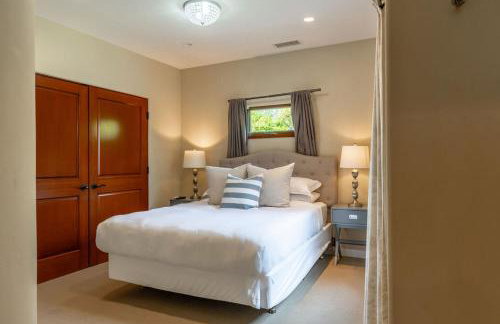 Mediterranean Beauty with Rooftop Deck and Views - Foto 34