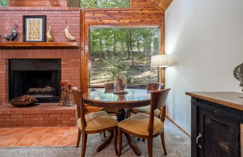 Luxury Rock Creek Cabin w Deck by Lake Hamilton - Foto 9