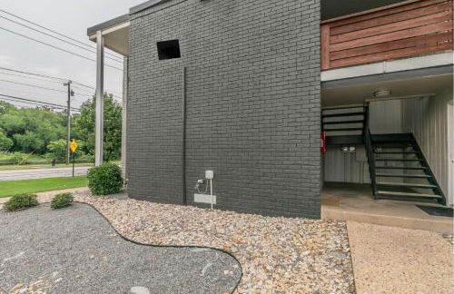 Cozy 2BR Farmhouse Apt - Sleeps 8 - FREE Parking! - Photo 39