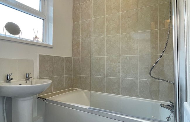 Lovely 2-bed Downstairs Apartment - Photo 9