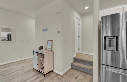 Serenity Retreat: 3BR, Heated Pool, Parking - Foto 15