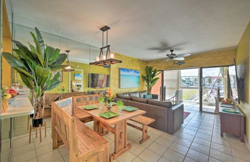 Relaxing Waterfront 2-Story Retreat with Pool Access - Foto 5