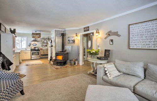 Modern Farmhouse with Movie Room - 6 Mi to Lake! - Foto 7