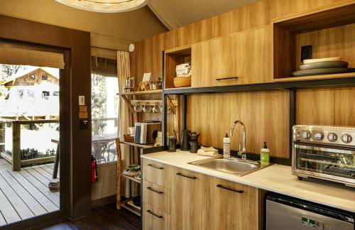 Secluded Glamping Tree Tent with Outdoor Soaking Tub & Private Pizza Oven Near Waterfalls, Zirconia, NC - Foto 8