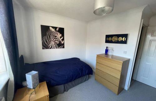 Modern 3 bedroom home *EVcharging* Garden, Parking - Photo 10