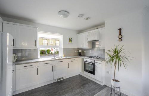 Luxurious 3 Bed House with Free Parking, Sky TV, Movies & Netflix - Foto 51