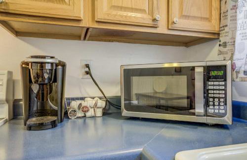 Alder Nest Cozy Retreat w Fire Pit & Workspace - Foto 16