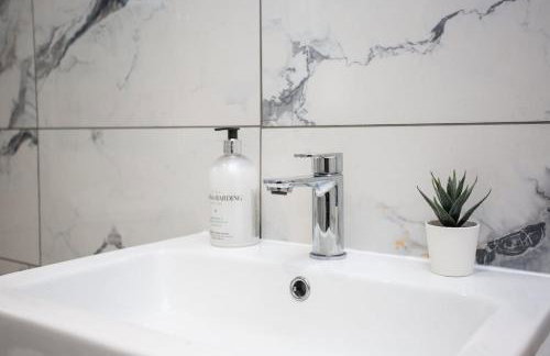 Modern 2BR Pad - 4 Min to Station, Fast WiFi and Smart TVs! - Foto 27