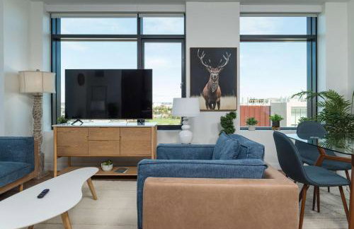 Central 1BR Apartment Assembly Square Pool Gym Parking Sleep 5 - Foto 1