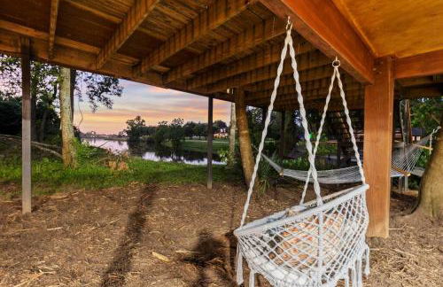LUX Treehouse on Private Lake next to Lake Conroe with Game room, Paddleboards, Lake Views, and more! - Foto 8