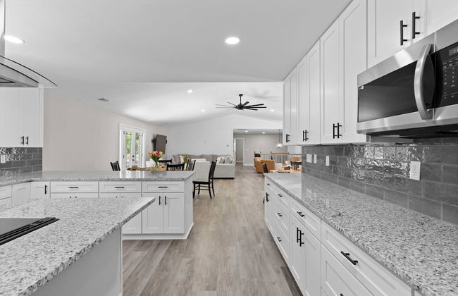 Fireside Fun by Avantstay Sleeps 18 Waterfront + Pool - Foto 20