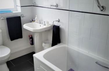 Smitten House 4 Bedroom RHYL - Photo 17