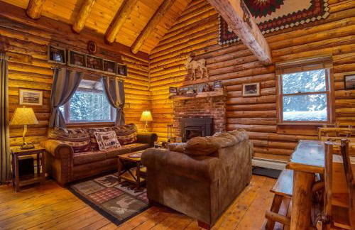Family-Focused & Pet-Friendly Log Cabin with 4BR 2BA Sleeps 10 - Photo 6