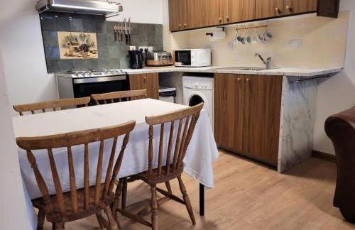 Near Heathrow T5 Slough Windsor sleeps 3-4 - Photo 7