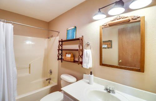 Peaceful Greers Ferry Cabin with Deck and Lake View! - Foto 14