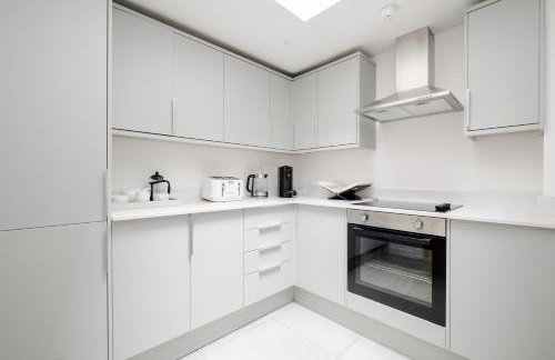 Luxury Central Mayfair Townhouse with A/C 3BR 3BA - Photo 4