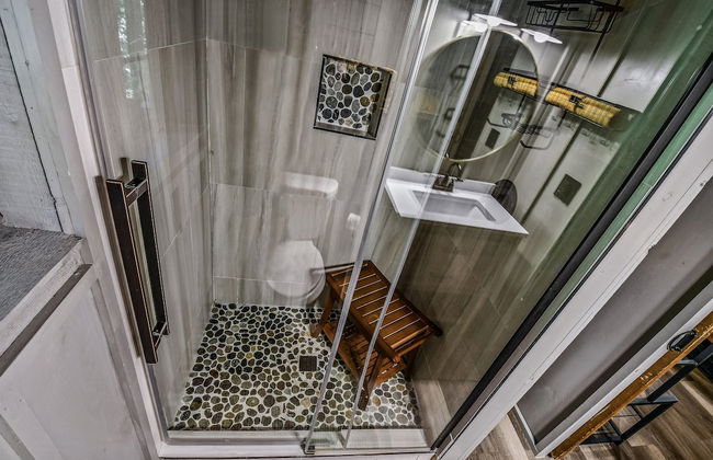 Light'n Bug Bungalow 1 Bedroom Cabin by RedAwning - Photo 12