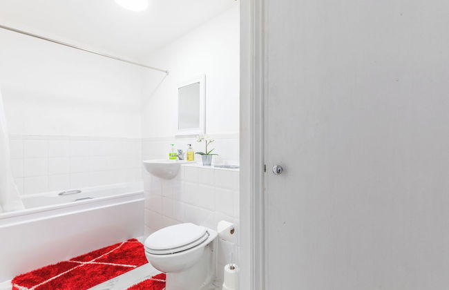 Skyline Haven Modern 2BR w/ Free Parking & 4kTV - Foto 63