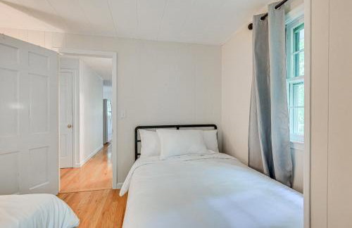 Becket Home with 3-Season Porch Walk to Lake Access - Foto 16