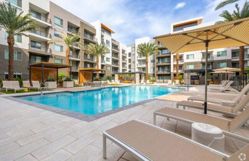 Spacious Resort style 2Bedroom 2Bath Oasis Pool Gym Desert Ridge - Foto 1