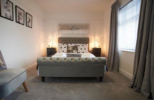 Doctors lane Stylish 3 Bedroom contractor Family House with Parking - Photo 33