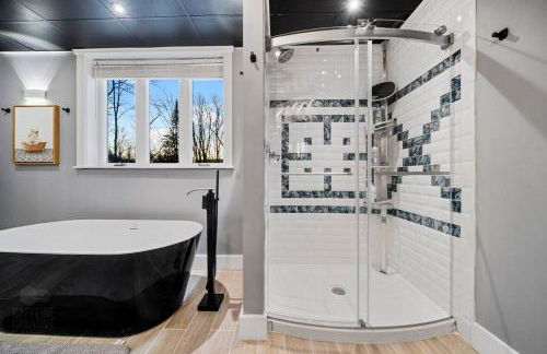 New Sunday River Ski Retreat with Hot Tub Spa - FirePit Sleeps 16 - Foto 56