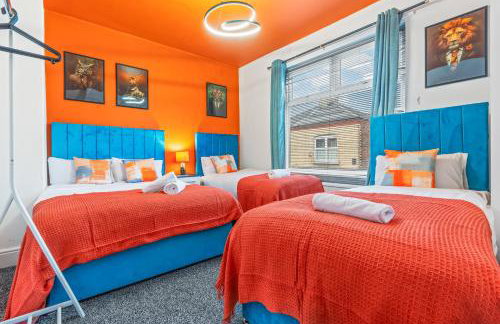 4 Bedroom House in Eccles, Trafford, Manchester - Sleeps 10 - 3 Double Beds - 4 Single Beds - FREE PARKING, Garden & Fast Fibre Wi-Fi - Close to Trafford Centre, MediaCityUK, Salford Quays, and both Old Trafford stadiums - Foto 1