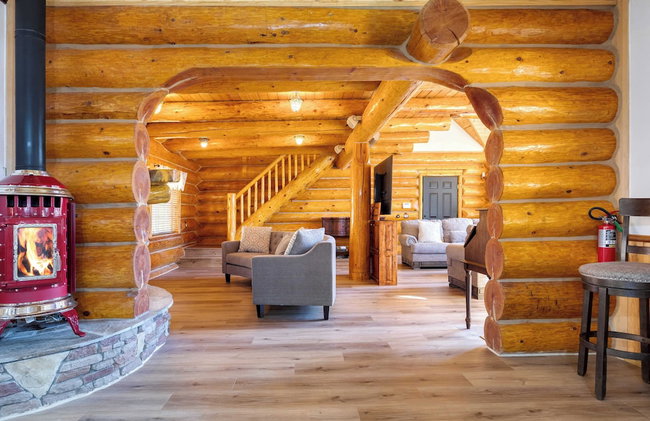 Pinetree Place by Avantstay Group Cabin w/ Hot Tub Minutes to the Lake - Photo 11
