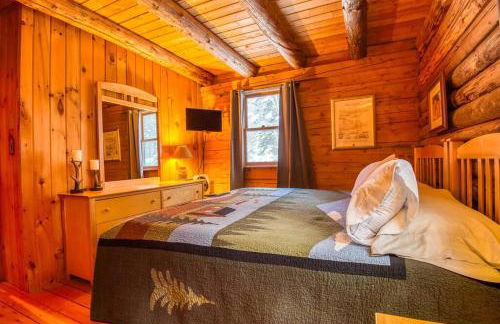 Family-Focused & Pet-Friendly Log Cabin with 4BR 2BA Sleeps 10 - Photo 34