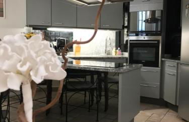 L'élégante - maison de ville avec bains à remous - parking inclus - Foto 8