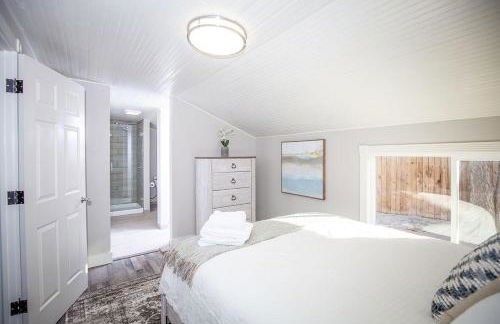 Couples Getaway | Walk to Unc | Free Cruiser Bikes - Foto 18