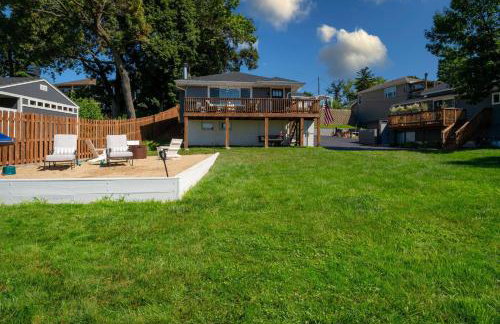 3Bed 2Bath Luxury Lake House on Myers Bay Private Pier Beach Firepit and Deck - Foto 19