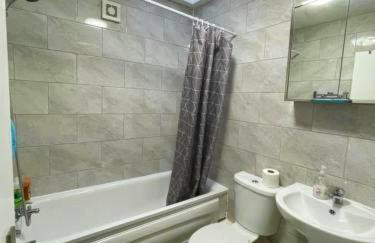 Shoreditch Cinema & Sauna retreat- 2BDR House with Garden & Games Room - Sleeps 6 - Photo 27
