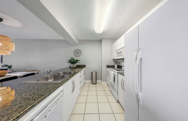 Luxurious 3BR Condo with Pool in Brickell - Photo 105