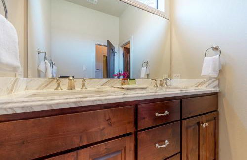 Lakefront home with hot tub, dock, kayaks, central AC, & great lake views - Foto 29