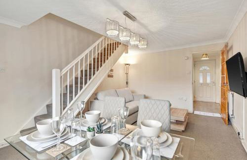 Modern Terraced House with Private Garden, Near Airport & MET Office - Foto 14