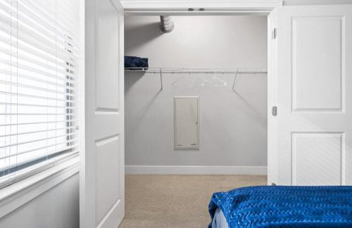 2BR Balcony Suite Gym & Pool Downtown at CityWay - Foto 44